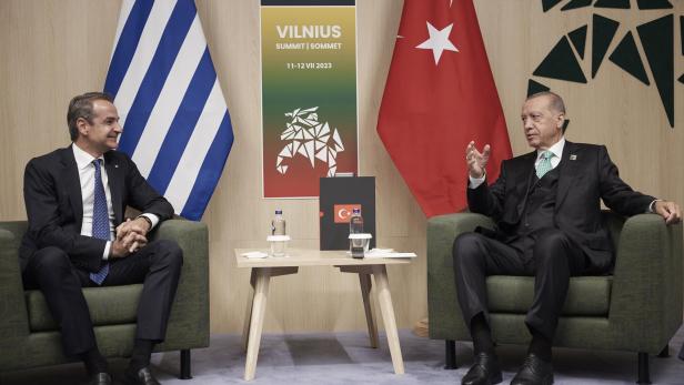 Der griechische Premierminister Kiriakos Mitsotakis trifft sich mit dem türkischen Präsidenten Recep Tayyip Erdogan.