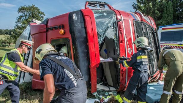Kühl-Laster verunglückt: Schweißtreibender Einsatz für Retter 