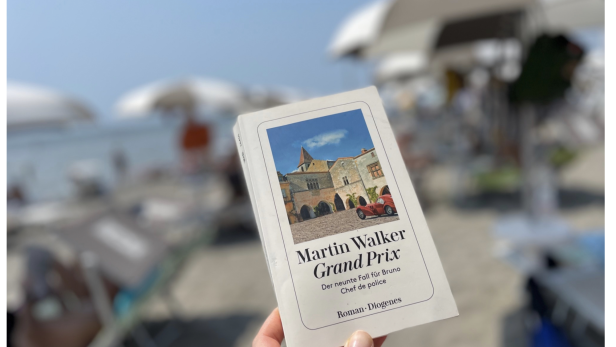 „Grand Prix“ von Martin Walker (Diogenes Verlag) ist die perfekte Strandlektüre für Autofans. Spannend, aber nicht belastend.