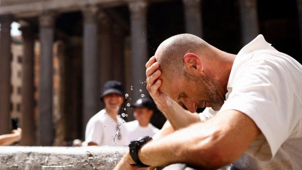 Hitzewelle in Italien: Ein Mann verschafft sich in Rom Abkühlung.
