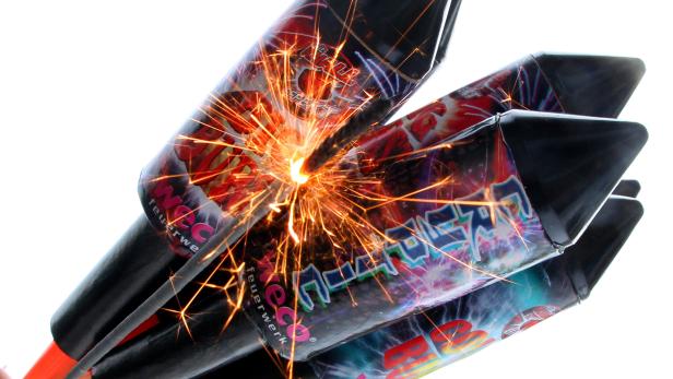 Mehrere Feuerwerksraketen mit Funken sprühen.