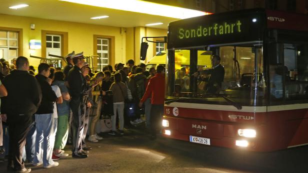 Eine Menschenmenge wartet auf einen Bus der STW mit der Aufschrift „Sonderfahrt“.