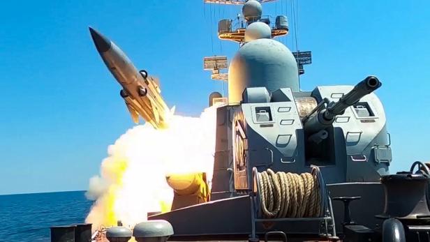 Die russische Marine hat vorige Woche eine Militärübung auf dem Schwarzen Meer abgehalten.