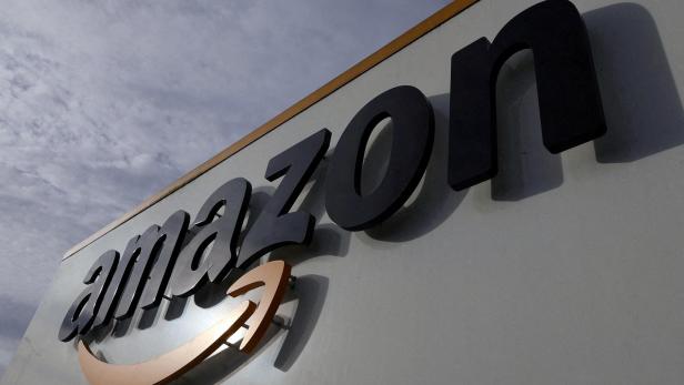 FILE PHOTO: Amazon logo at the company logistics center in Lauwin-Planque Amazon-Logo auf der Außenwand eines Logistikzentrums