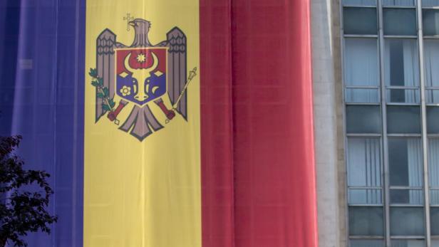 Flagge von Moldau hängt von Gebäude in der Hauptstadt Chisinau
