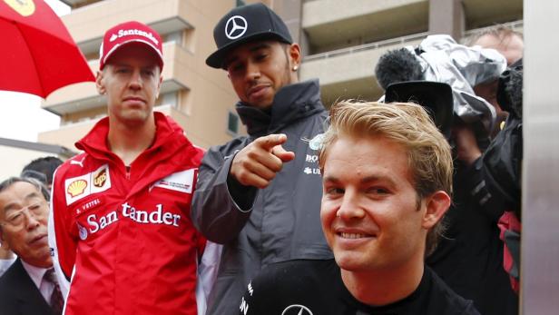 Drei Männer, ein WM-Titel: Vettel (li.) mit den Mercedes-Fahrern Hamilton und Rosberg (re.).