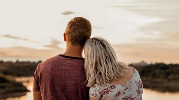 Paar bei Sonnenaufgang.