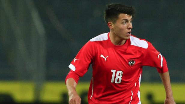 Ein junger Fußballspieler im rot-weißen Trikot der österreichischen Nationalmannschaft.