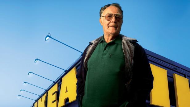 Ingvar Kamprad, der Gründer von IKEA, steht vor einem IKEA-Gebäude.