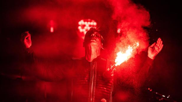 Rammstein-Konzert: Geröstete Keyboarder im und Demos vorm Stadion