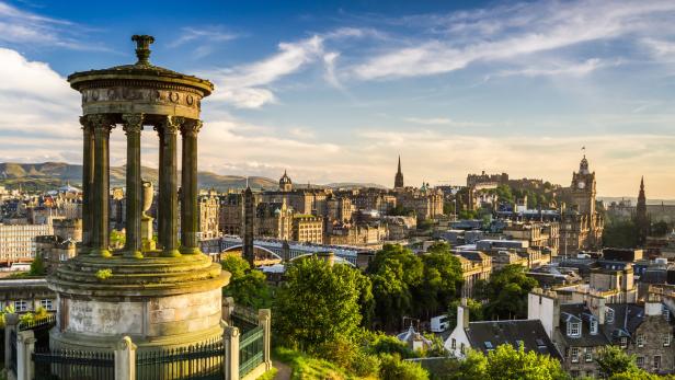 Blick auf Edinburgh mit dem Dugald Stewart Monument im Vordergrund.