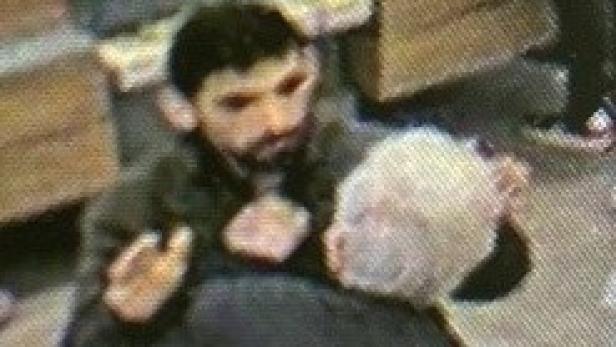 80-Jähriger in Apotheke ausgeraubt: Polizei sucht diesen Mann