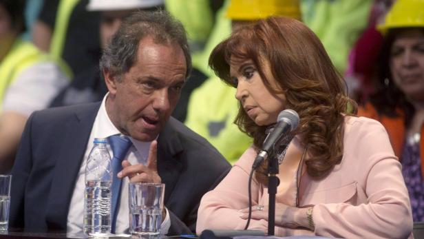 Die scheidende Präsidentin Kirchner mit ihrem Wunschnachfolger Scioli
