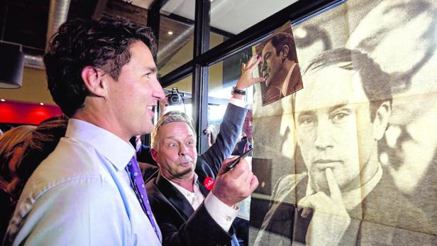 Wahlsieger Justin Trudeau (43) vor einem Bild seines Vaters Pierre Trudeau - auch dieser war Premier in Kanada.