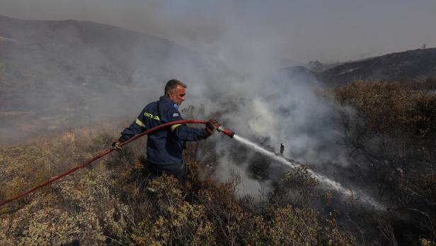 Auf Rhodos kämpfen Einsatzkräfte seit Tagen gegen die Flammen