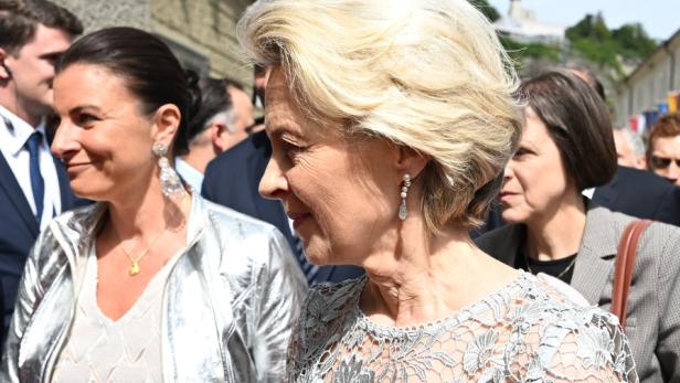 Ursula von der Leyen bei einer Veranstaltung im Freien.