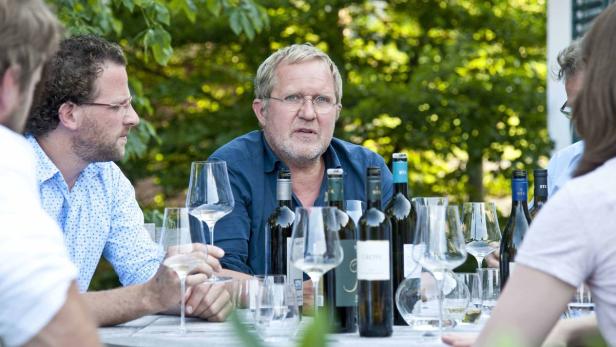 Harald Krassnitzer beim &quot;Winzertreff&quot; im Rahmen der Dreharbeiten für &quot;Krassnitzers In Vino Vita&quot; (ServusTV) am Weingut Lackner-Tinnacher.