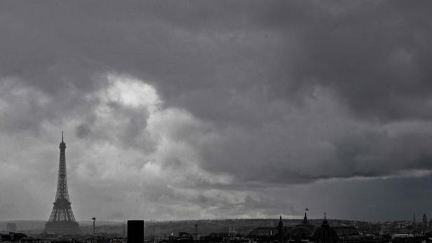 FRANCE-WEATHER-MONUMENT