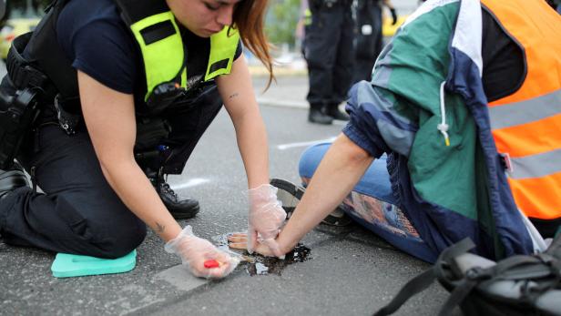 Klimaaktivist nackt untersucht: Polizist vor Gericht