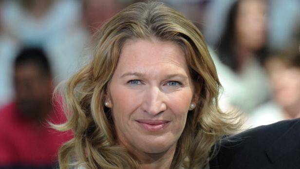 Ein Porträt von Steffi Graf mit blonden, gewellten Haaren und blauen Augen.