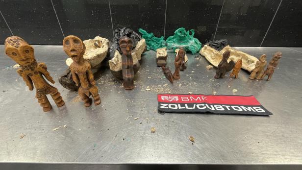 Zehn Elfenbeinfiguren am Flughafen Wien sichergestellt
