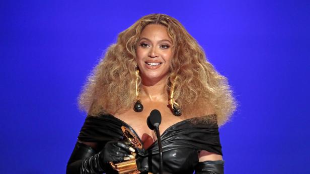 Beyoncé in in Pharall Williams ersten, maßgeschneidertem Louis Vuitton Look