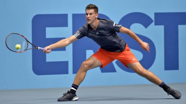 Dominic Thiem beim Aufschlag während eines Tennisspiels.