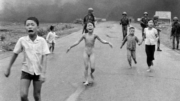 Nick Út Napalm-Angriff in Vietnam, 1972 © Nick Út / AP / Leica Camera AG, Courtesy Skrein Photo Collection