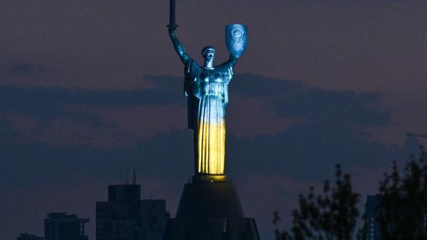 Sowjetsymbole von riesiger Mutter-Heimat-Statue in Kiew entfernt