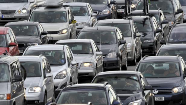 Kilometerlang stauen sich die Fahrzeuge am Samstag (11.08.2012) auf der Autobahn A9 bei München (Oberbayern) in Richtung Norden. Foto: Frank Leonhardt dpa/lby +++(c) dpa - Bildfunk+++