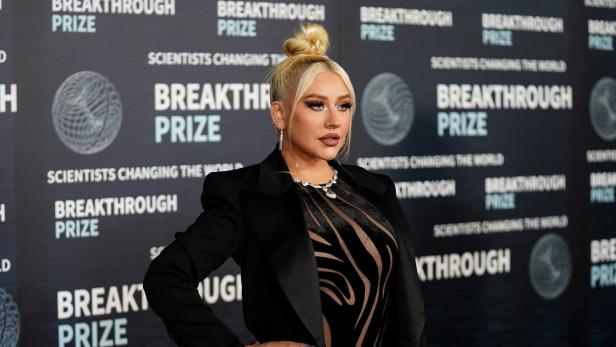 Christina Aguilera posiert vor dem Hintergrund des Breakthrough Prize.