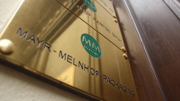 Ein goldenes Schild mit der Aufschrift Mayr-Melnhof Packaging.
