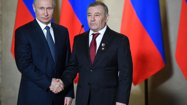 Wladimir Putin und Arkadij Rotenberg bei der Verleihung der &quot;Held der Arbeit&quot;-Medaille 2020 - die erhielt der Milliardär für den Bau der Kertsch-Brücke auf die Krim