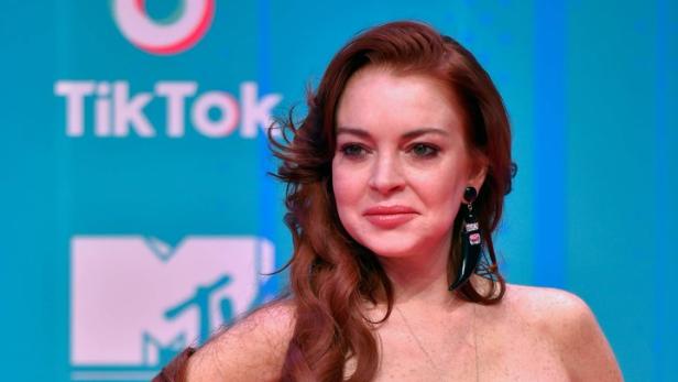 Lindsay Lohan teilt Foto nach der Geburt in Wochenbett-Unterwäsche