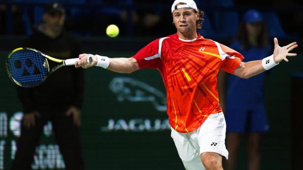 Ein Tennisspieler schlägt einen Ball während eines Matches.