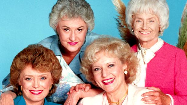 Die vier Hauptdarstellerinnen der Fernsehserie „Golden Girls“ posieren für ein Gruppenfoto.