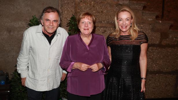 Markus Hinterhäuser mit Angela Merkel und Kristina Hammer
