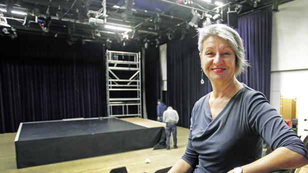 Künstlerinnen bevorzugt“ heißt es im Kosmos Theater in Wien 1070. Intendantin Barbara Klein will hier keine Rollen- Klischees wiederholen, sondern aufweichen.