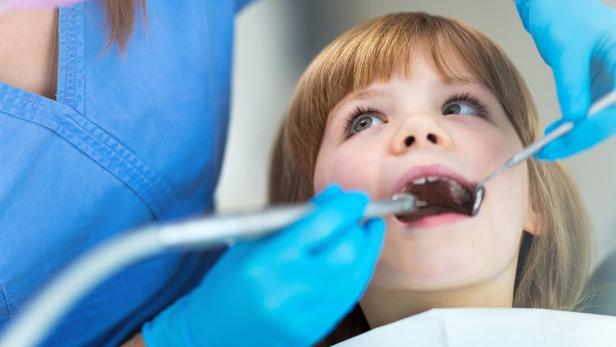 Der Angst vorm Zahnarztsessel beugt man vor, indem man als Elternteil vorab positive Signale sendet.