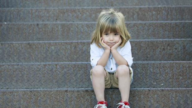 Kinder mit geringem Sozialstatus fühlen sich eher einsam.