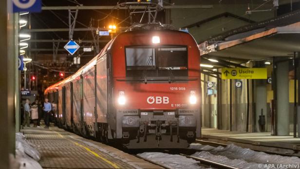 ÖBB-Personenzug am Bahnhof Brenner