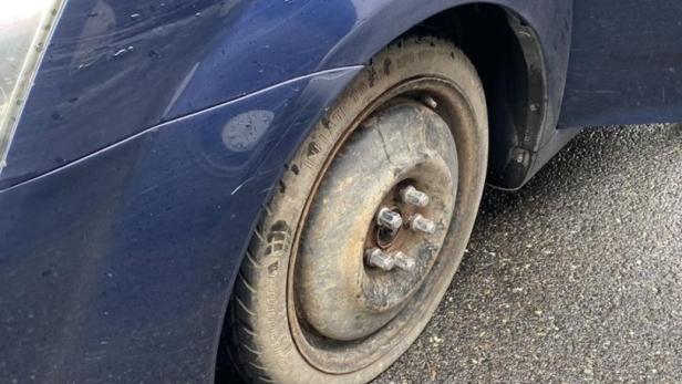 NÖ: Auto mit plattem Reifen auf dritter Autobahnfahrspur geparkt