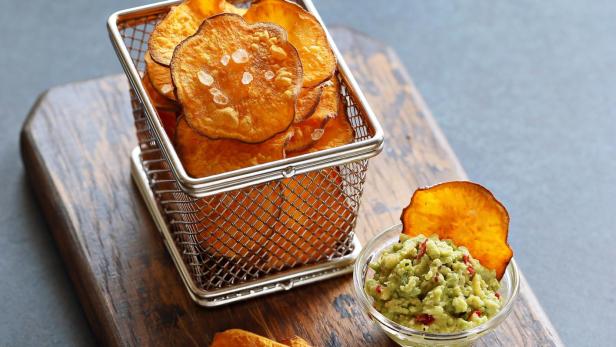 Süßkartoffel-Chips mit Guacamole