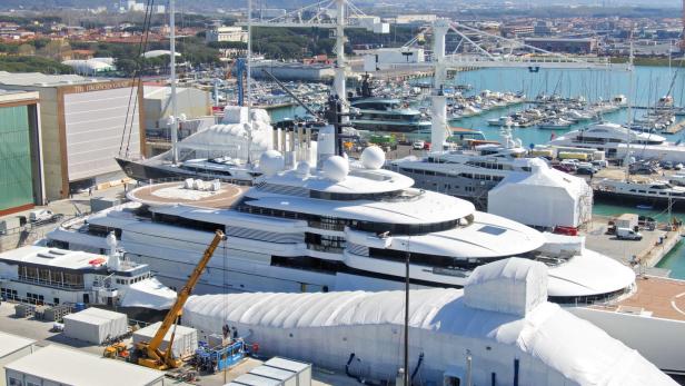 Die 700 Millionen teure Luxusjacht Scheherezade liegt im italienischen Hafen von Marina di Carrara. Das Schiff gehört vermutlich Wladimir Putin