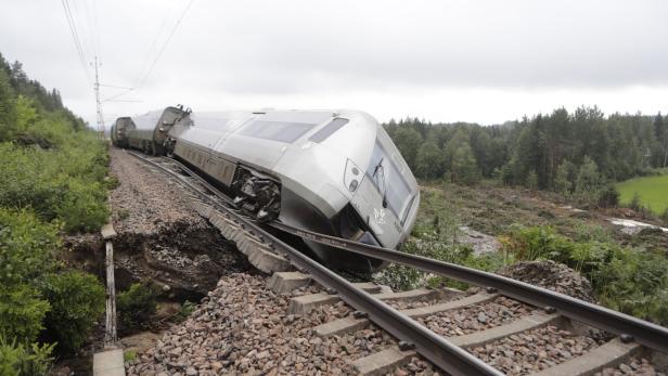 Personenzug in Schweden nach Starkregen entgleist