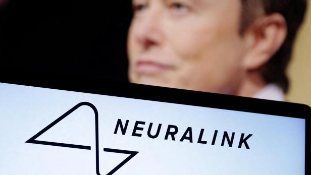 Neuralink-Logo auf Tablet im Vordergrund, Elon Musks Kopf im Hintergrund.