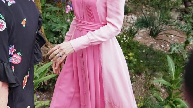 Kate Middleton trägt ein rosa Kleid bei einer Gartenveranstaltung.