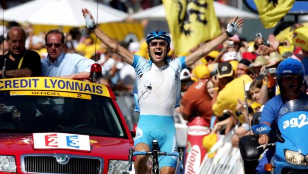 Gerolsteiner team rider Georg Totschnig of Austria celebrates as he cycles to victory during the 220km (136 miles) 14th stage of the 92nd Tour de France cycling race between Agde and Ax-3-Domaines, July 16, 2005. REUTERS/Vincent Kessler