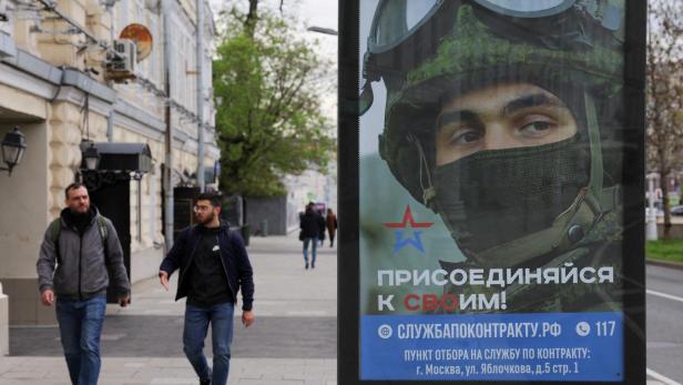 Schild mit russischer Rekrutierungswerbung