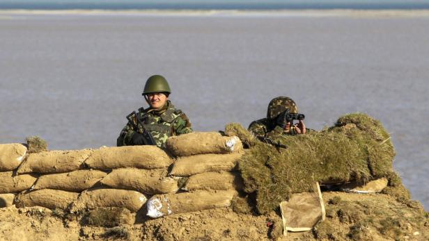 Das ukrainische Militär wehrte russische Truppen ab, die in ein an die Krim angrenzendes Gebiet vorrücken wollten.